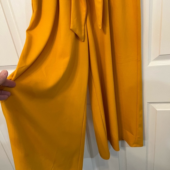 Dujour sleeveless, cropped, wide leg jumpsuit with attached belt, size XS - Picture 4 of 9